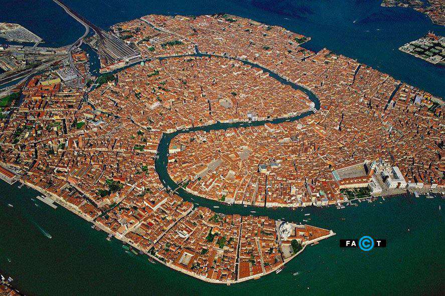 ونیز ایتالیا از 118 جزیره تشکیل شده است و دارای 400 پل است و جابجایی در آن با قایق درون کانال‌هایش انجام می‌شود